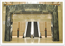 [4] 乘搭入口正面寫著港威大廈的扶手電梯。